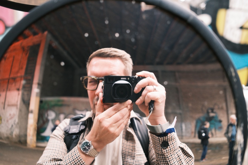 Timo Otten fotografeert zichzelf in een ronde spiegel in een verlaten fabriekshal
